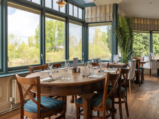 restaurant table for 6 at Diglis House