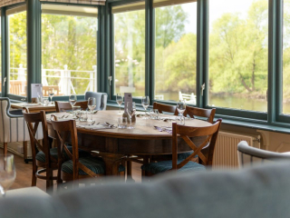 restaurant table for 6 with view at Diglis House